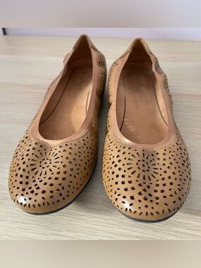 Vionic Women's Robyn Perforated Tan Leather Ballet Flats Toffee Classic